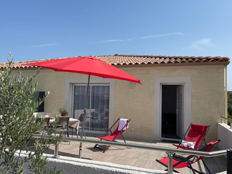 Patio, Day, sunbed