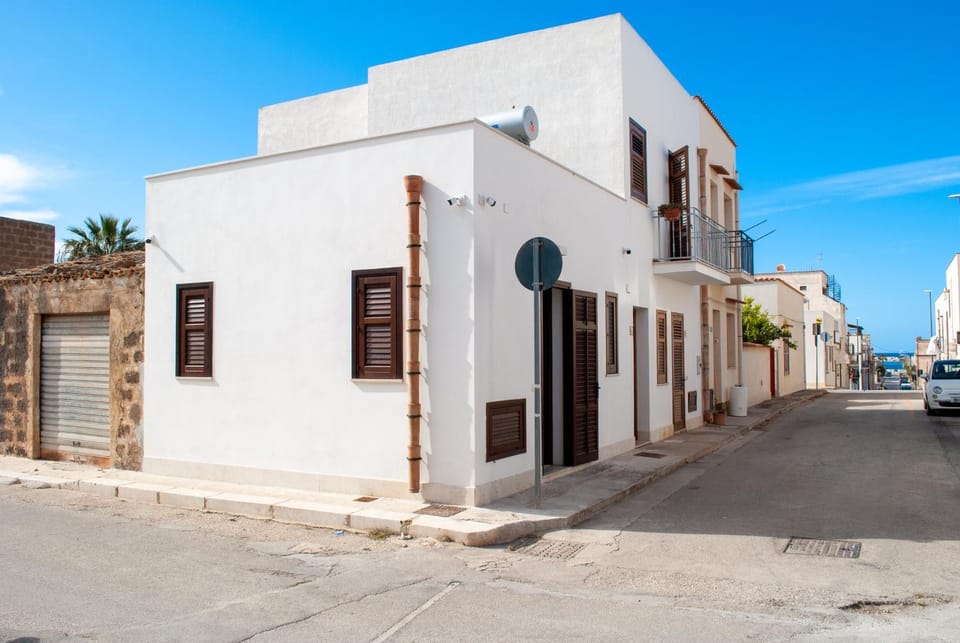 Property building, Nearby landmark, Facade/entrance, Neighbourhood