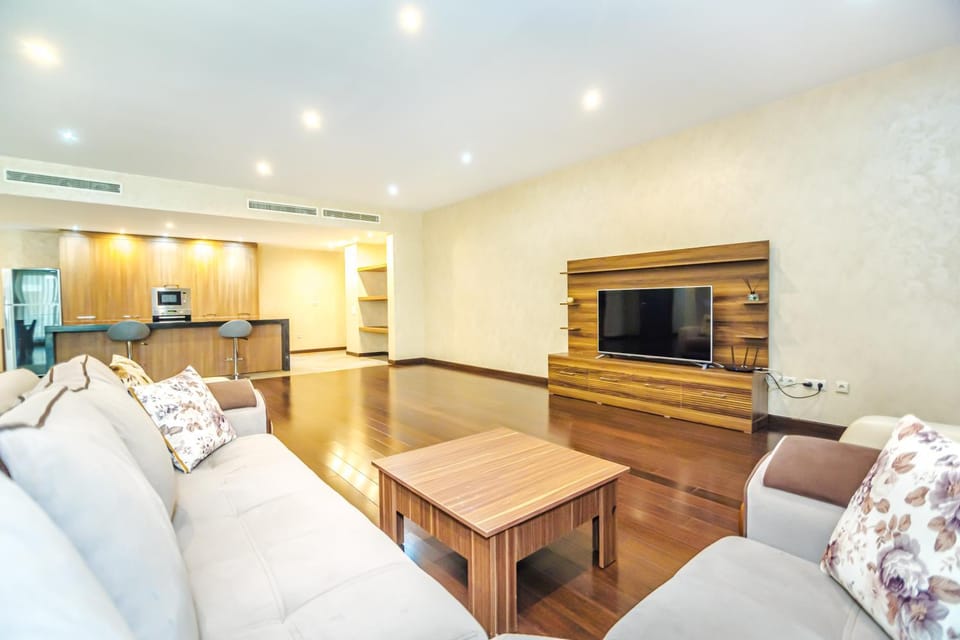 TV and multimedia, Kitchen or kitchenette, Living room, Seating area