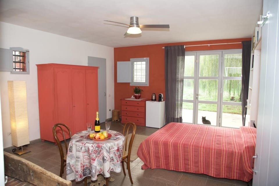 Photo of the whole room, Dining area