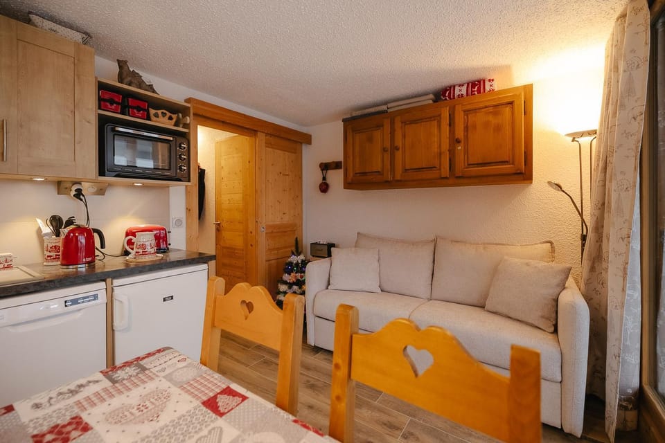Bed, Living room, Bedroom