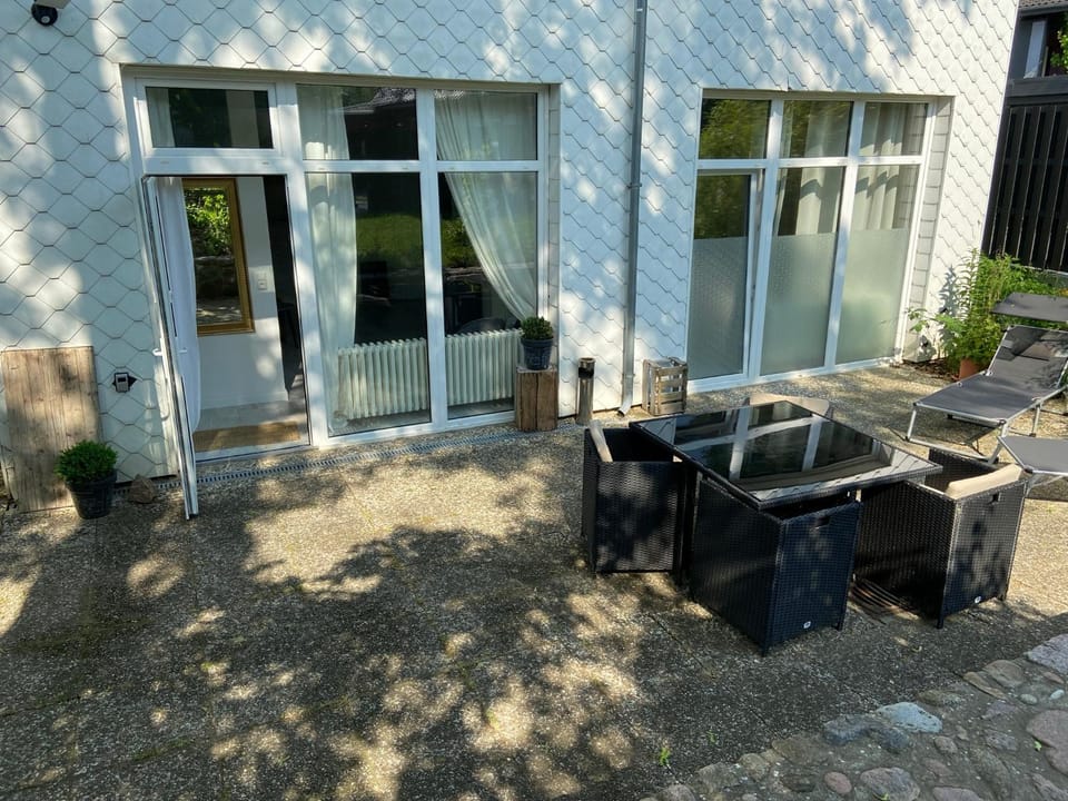 Facade/entrance, Balcony/Terrace