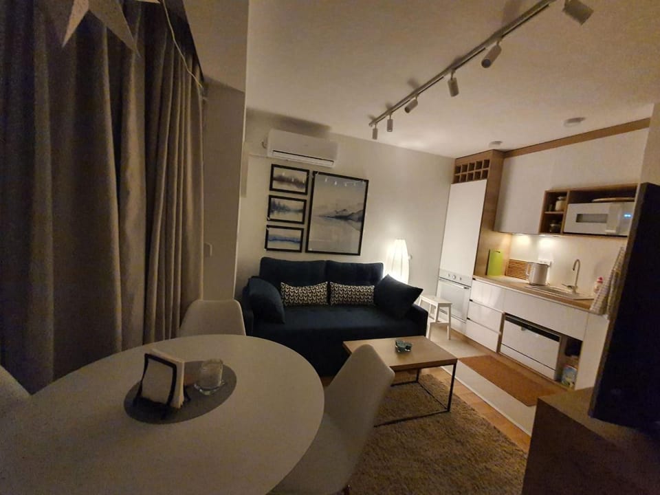 Bed, Kitchen or kitchenette, Living room, Seating area, Dining area