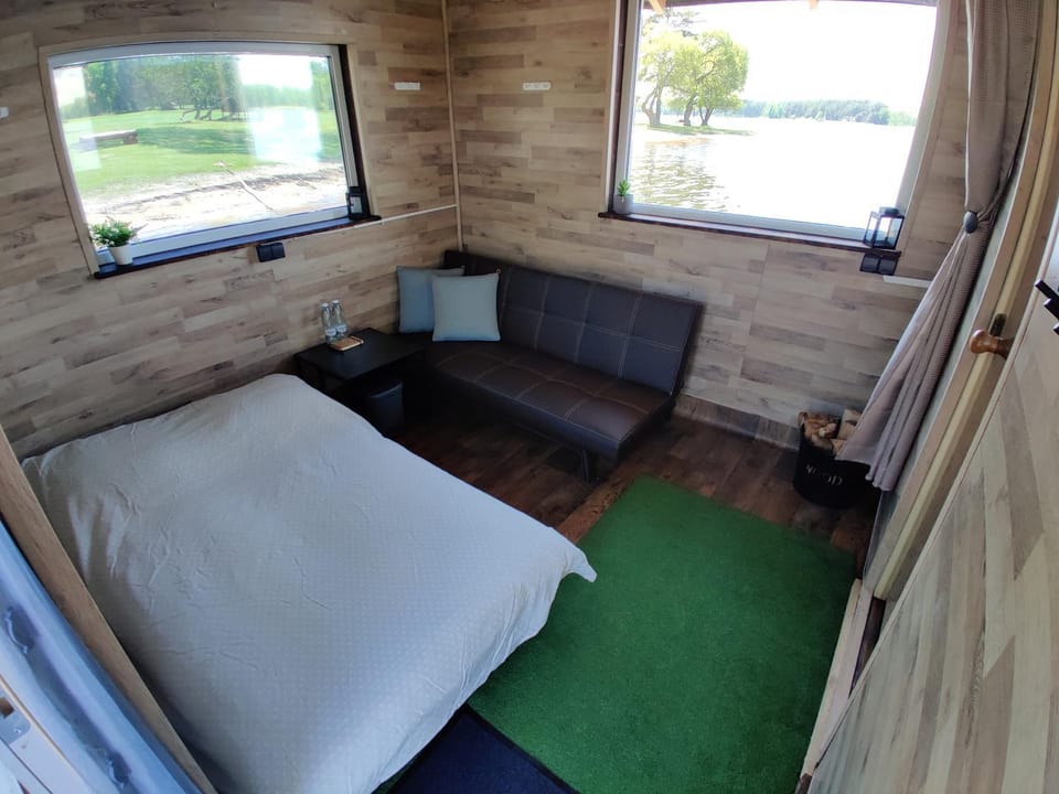 Bed, Seating area