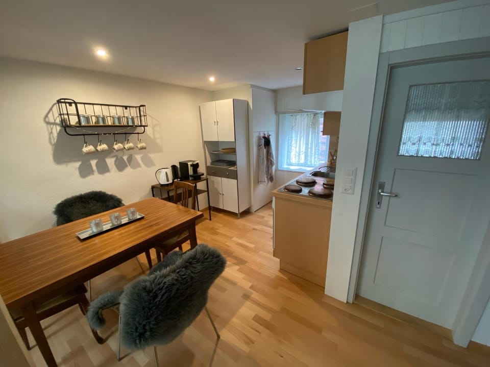 Kitchen or kitchenette, Dining area