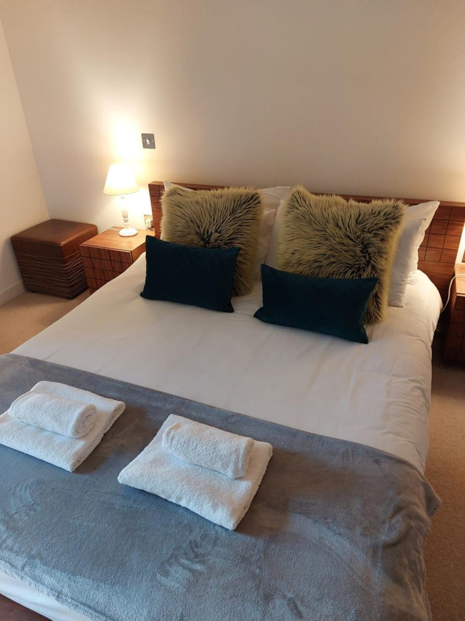 Bed, Bedroom, towels