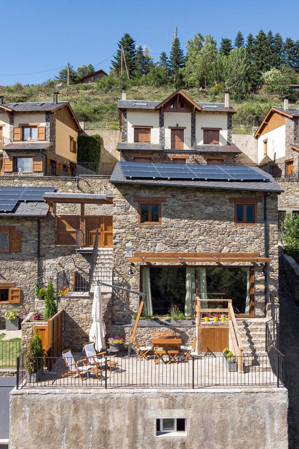 Property building, Patio, Facade/entrance, Neighbourhood, Balcony/Terrace