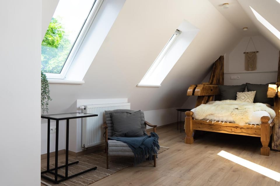 Bed, Photo of the whole room, Seating area, Bedroom