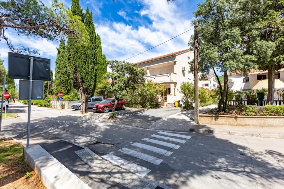 Property building, Day, Neighbourhood, Street view, Parking