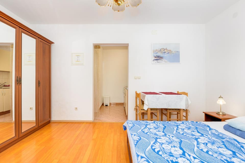 Bed, Dining area, Bedroom, wardrobe