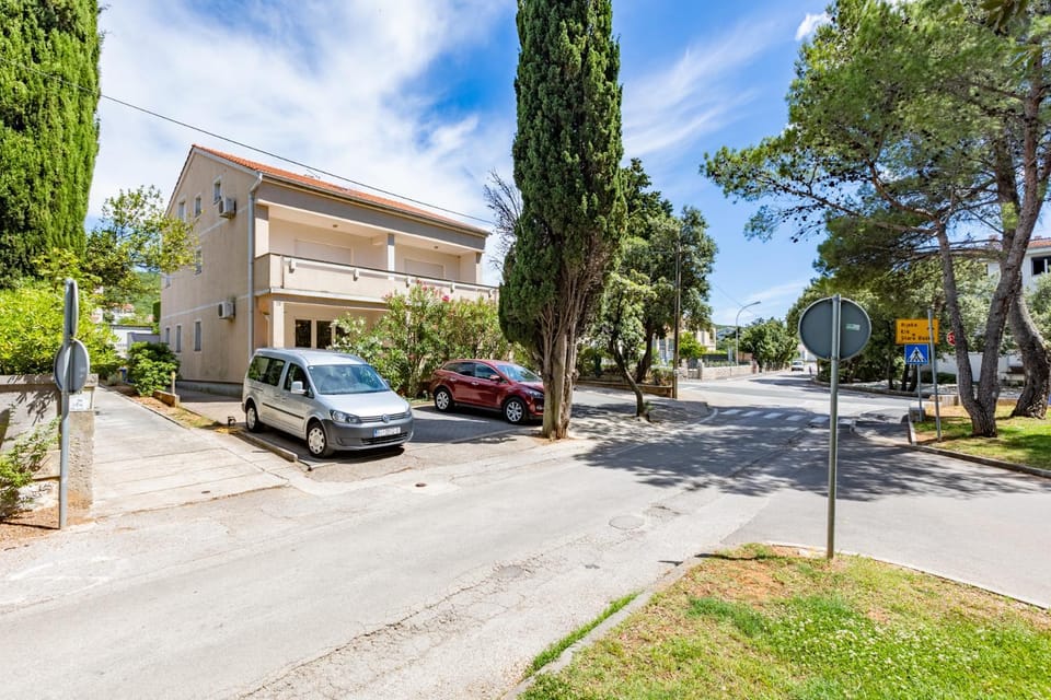 Property building, Day, Neighbourhood, Street view, Parking