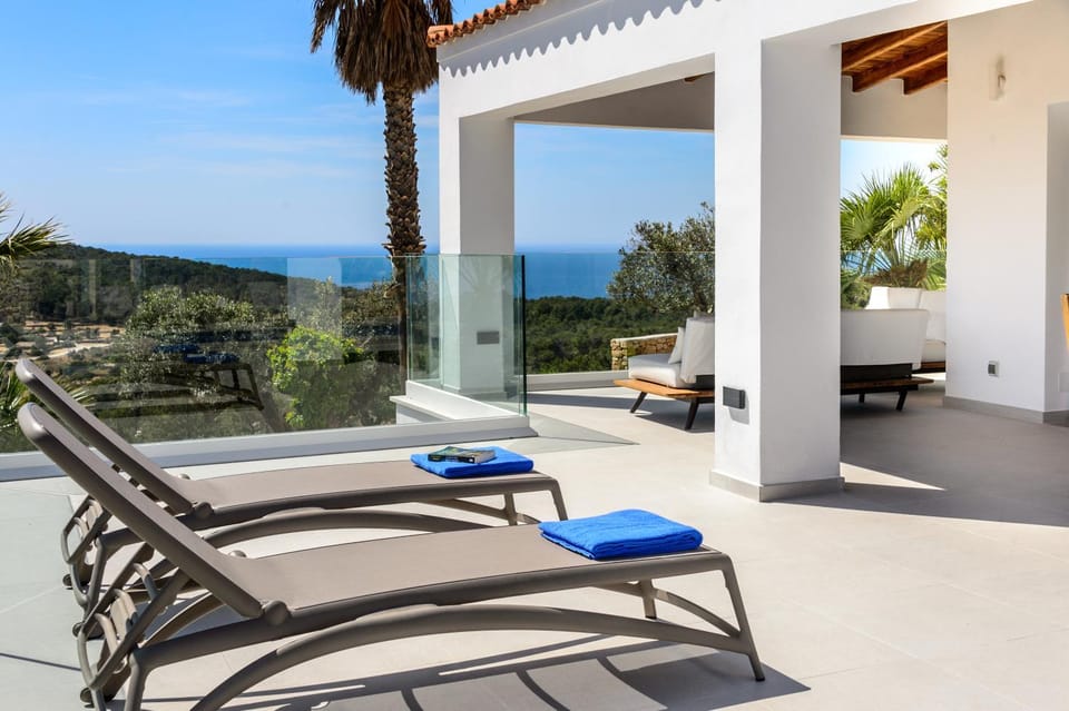 Property building, Natural landscape, Balcony/Terrace, Sea view
