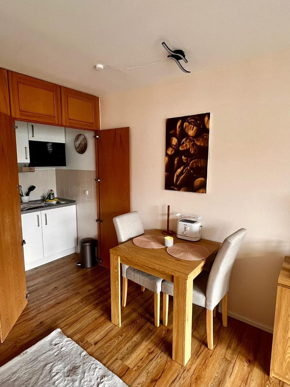 Kitchen or kitchenette, Dining area