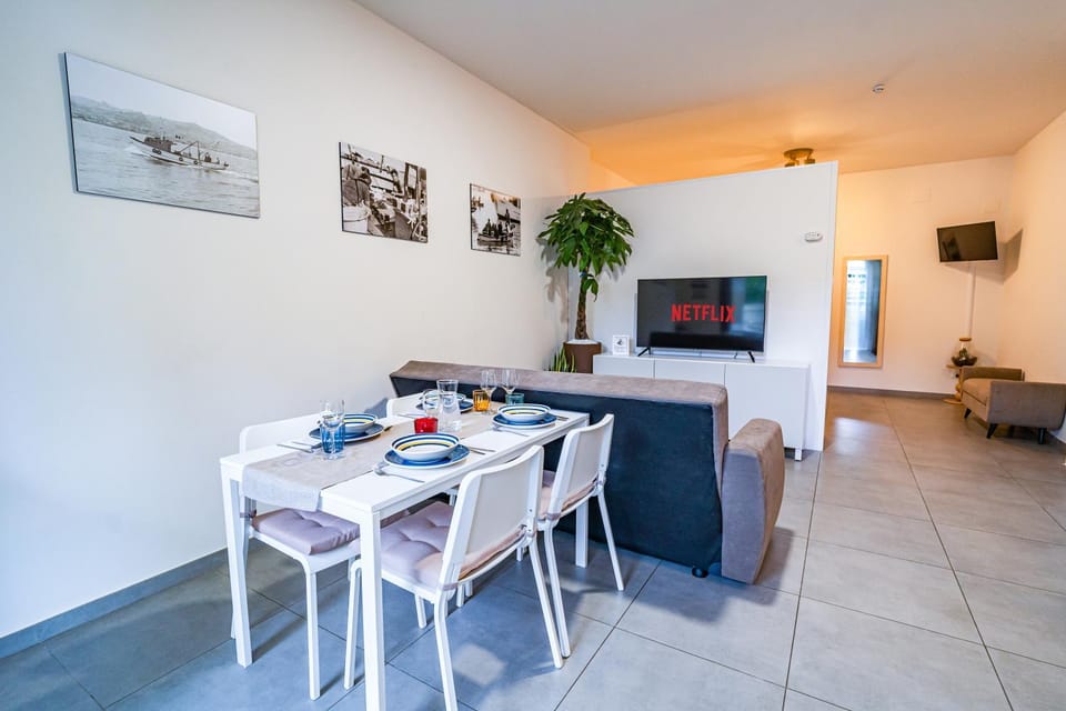 Living room, Seating area, Dining area, Evening entertainment