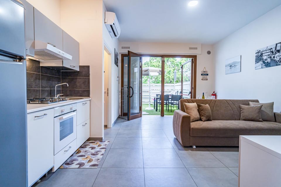 Kitchen or kitchenette, Living room, Seating area, Dining area, oven, pet friendly, stove