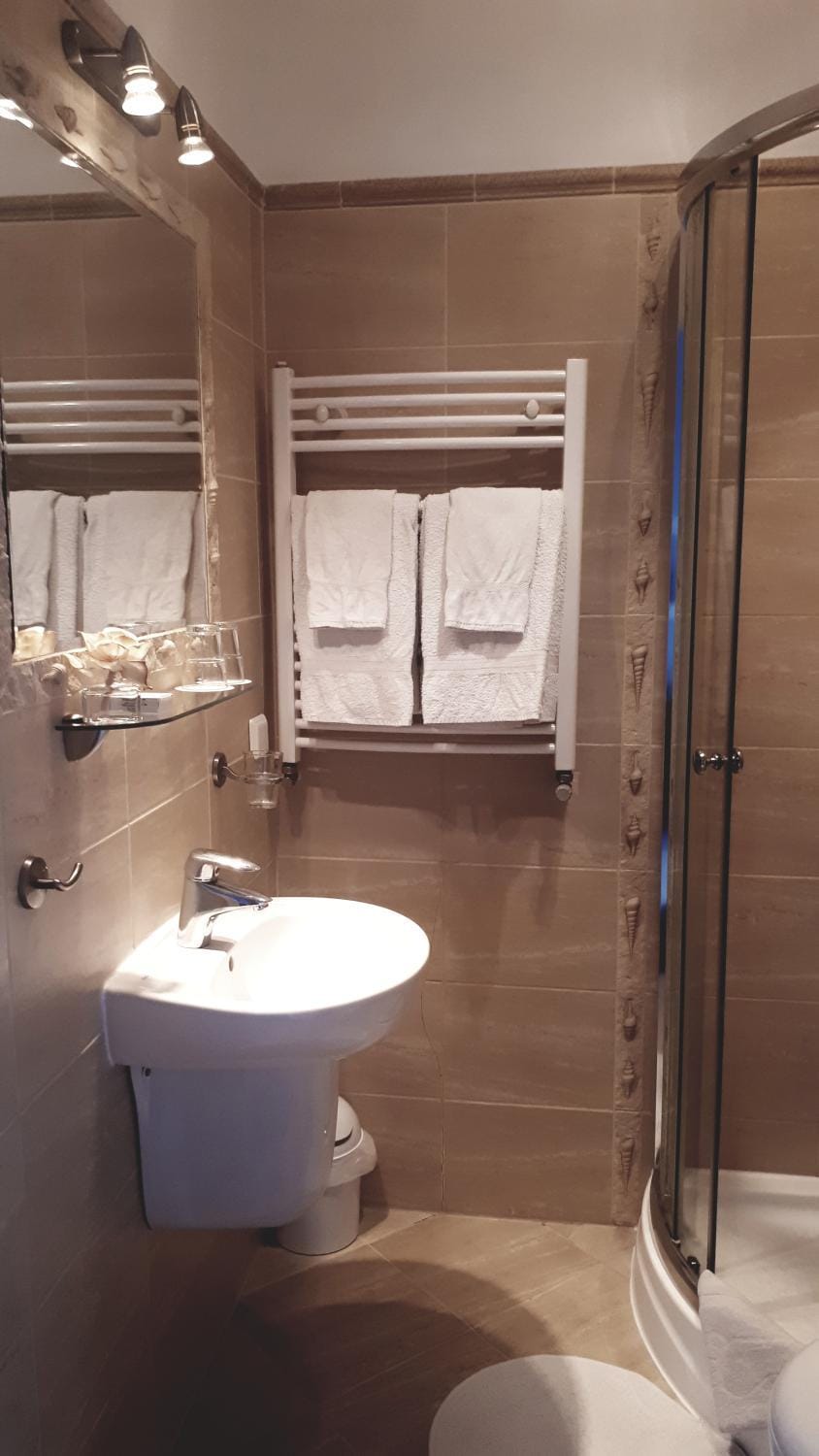 Shower, Bathroom, towels
