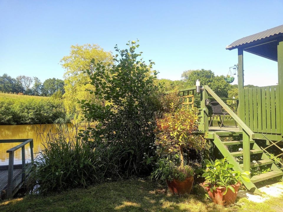 Charming tranquil Shepherds Hut with lakeside balcony 'Roach' House in Wealden District