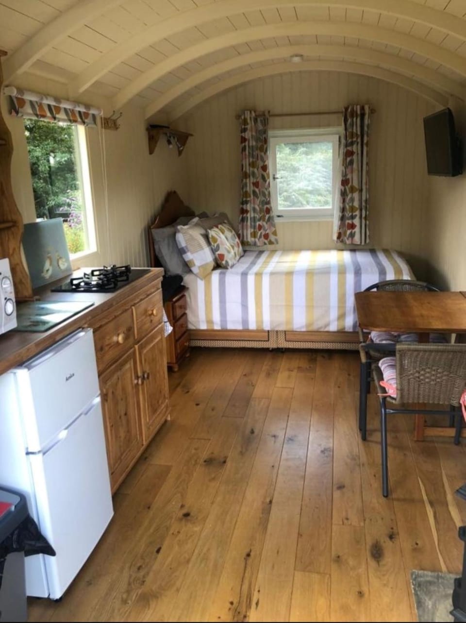 Charming tranquil Shepherds Hut with lakeside balcony 'Roach' House in Wealden District