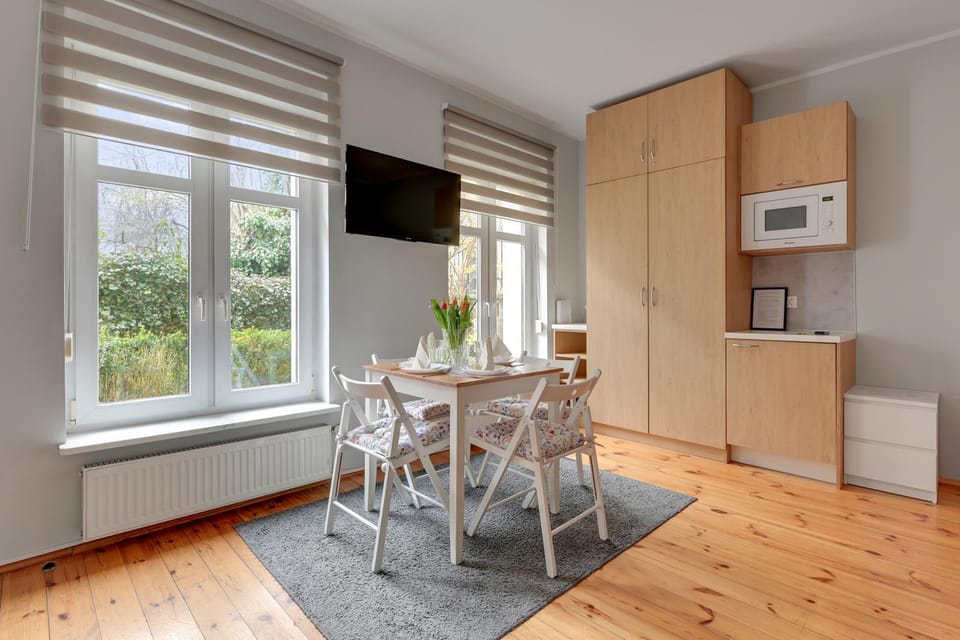 TV and multimedia, Living room, Seating area, Dining area, oven, wardrobe