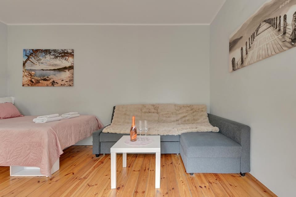 Bed, Living room, Photo of the whole room, Seating area, Dining area, Bedroom