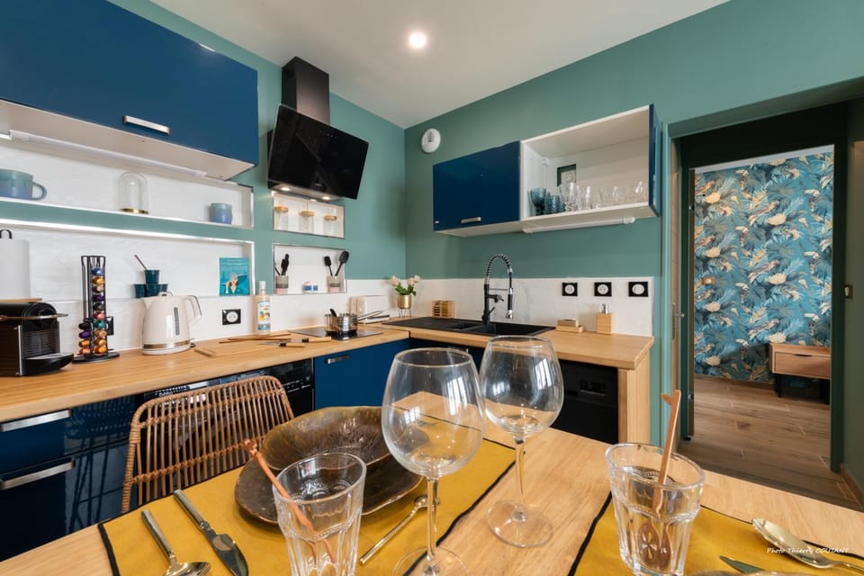 Kitchen or kitchenette, Dining area