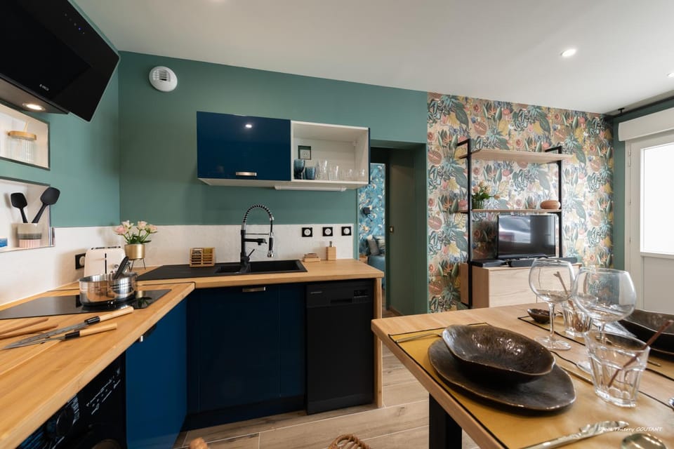 Kitchen or kitchenette, Dining area