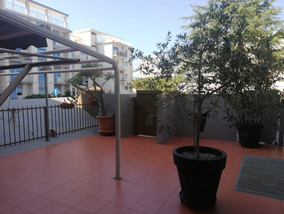 Facade/entrance, Balcony/Terrace