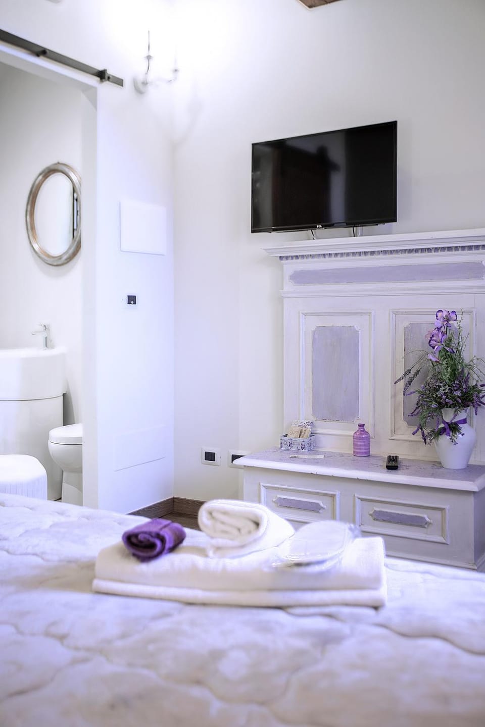 Bed, TV and multimedia, Bedroom, towels