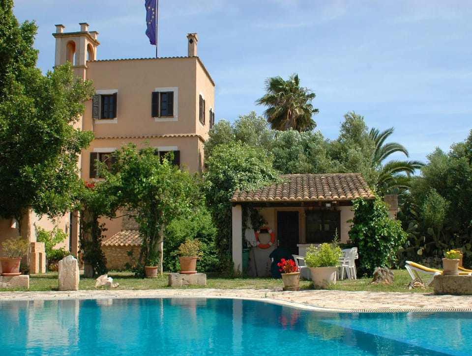Property building, Day, Swimming pool