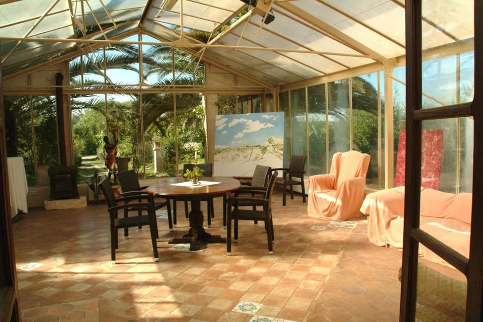 Day, Dining area
