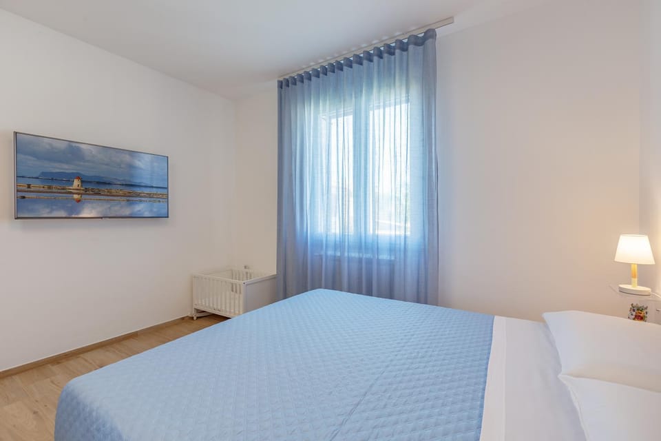 TV and multimedia, Bedroom, cot