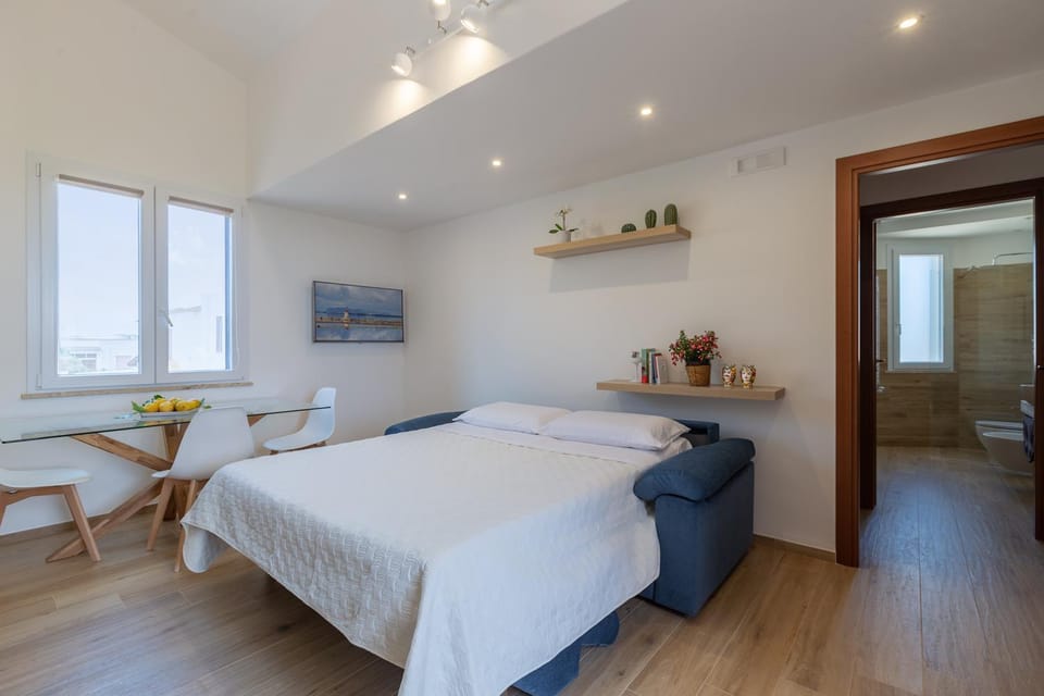 Bed, TV and multimedia, Living room