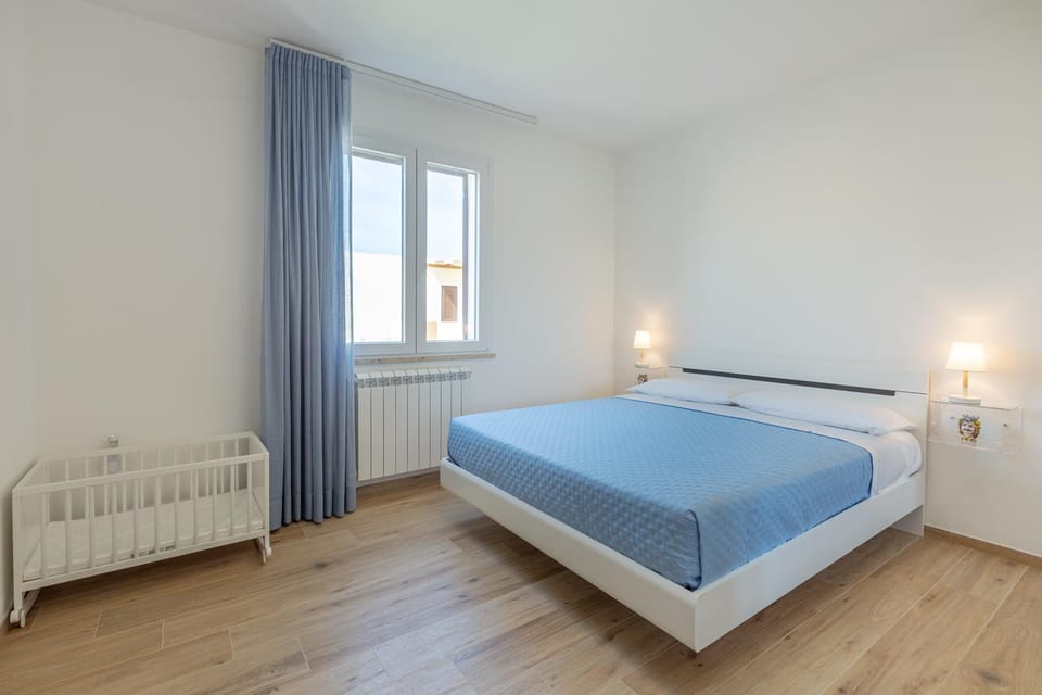 Decorative detail, Bedroom, cot