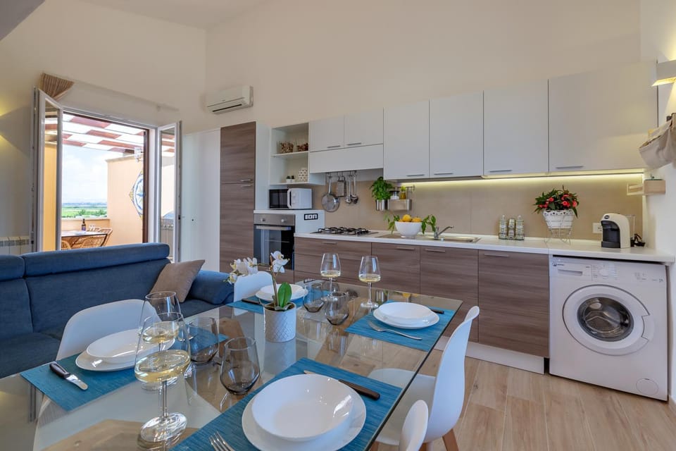 Kitchen or kitchenette, Living room, Dining area, Breakfast, Lunch