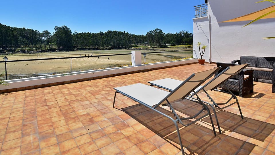 View (from property/room), Balcony/Terrace, sunbed