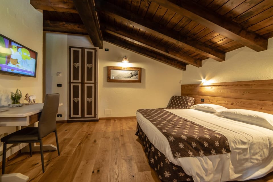 Communal lounge/ TV room, Bed, TV and multimedia, Photo of the whole room, Bedroom