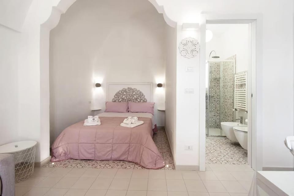 Shower, Toilet, Bed, Bathroom, Photo of the whole room, Bedroom, bidet, towels