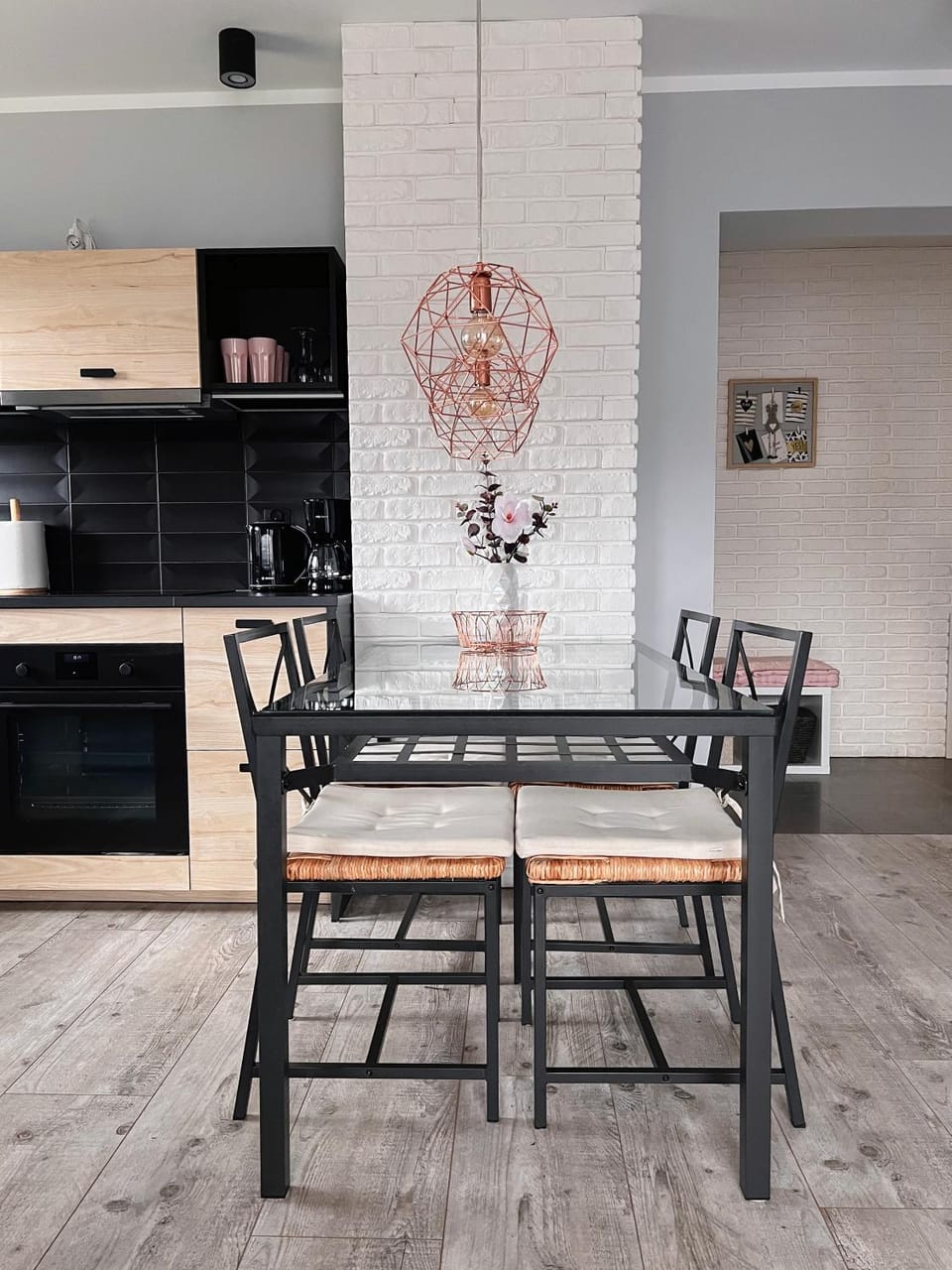 Kitchen or kitchenette, Dining area