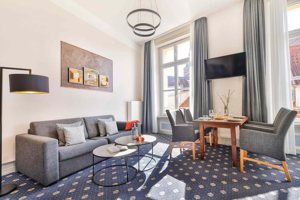 TV and multimedia, Living room, Seating area, Dining area, Evening entertainment