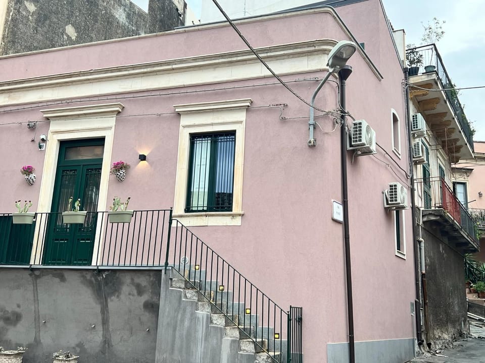 donna serena Aci Castello House in Sicily