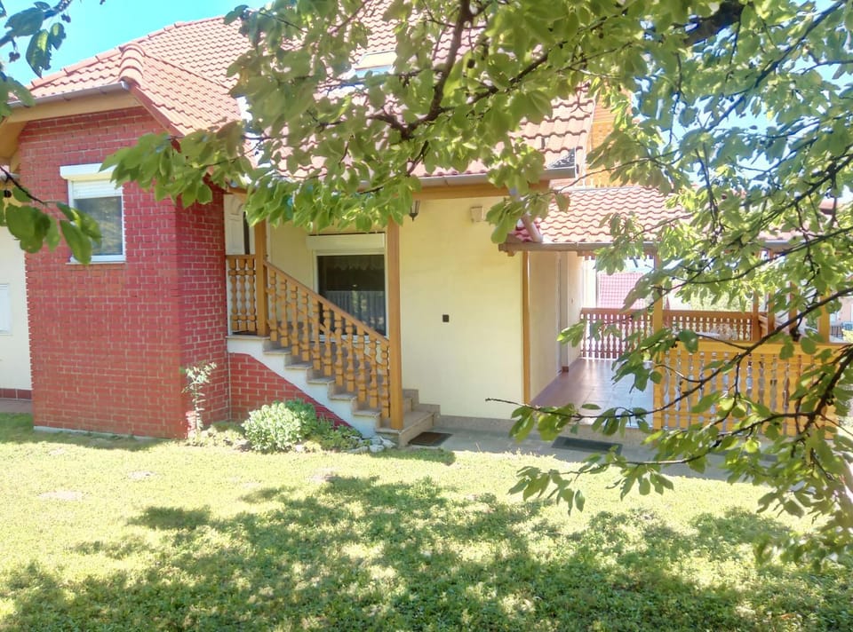 Property building, Patio, Facade/entrance, Garden