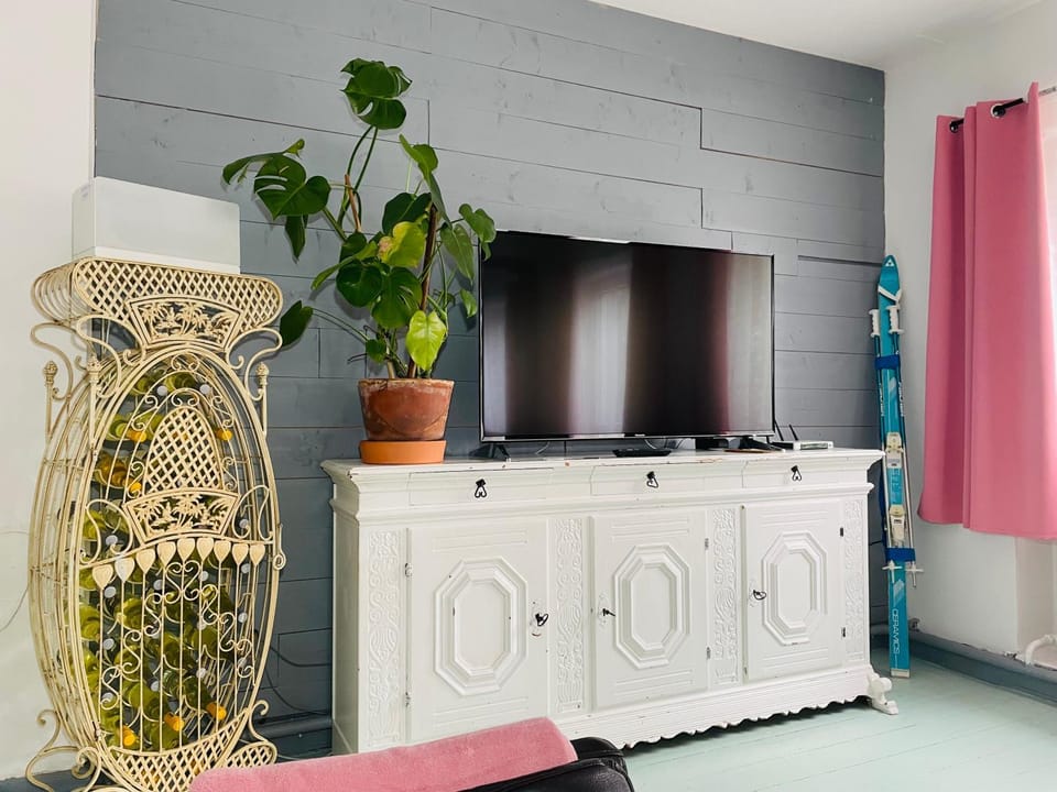 Communal lounge/ TV room, TV and multimedia, Living room