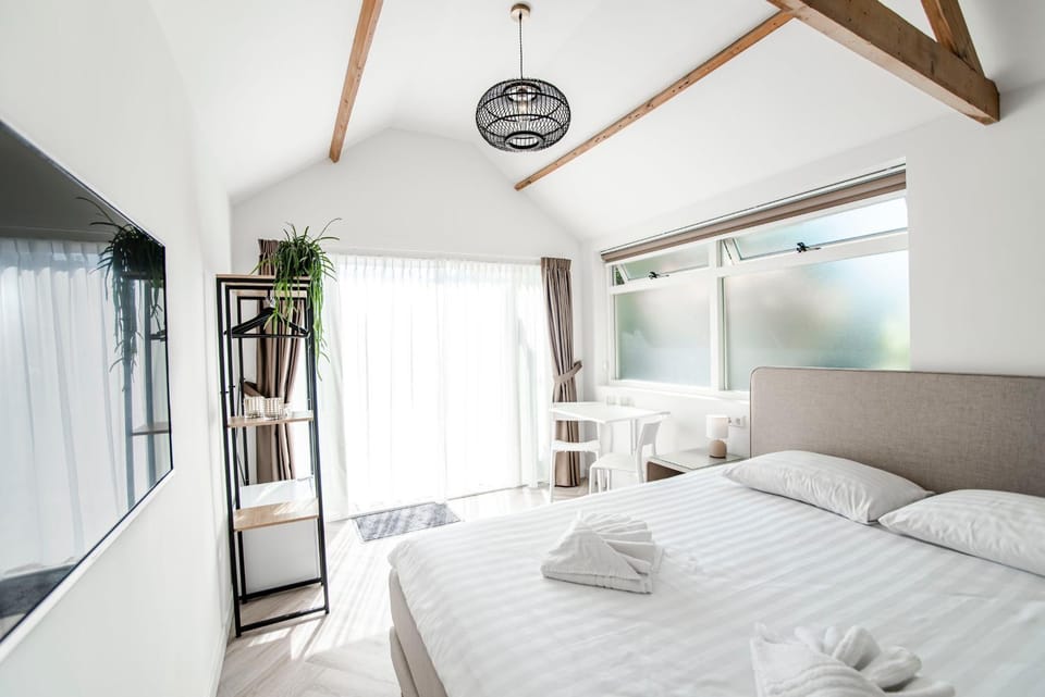 Bed, Seating area