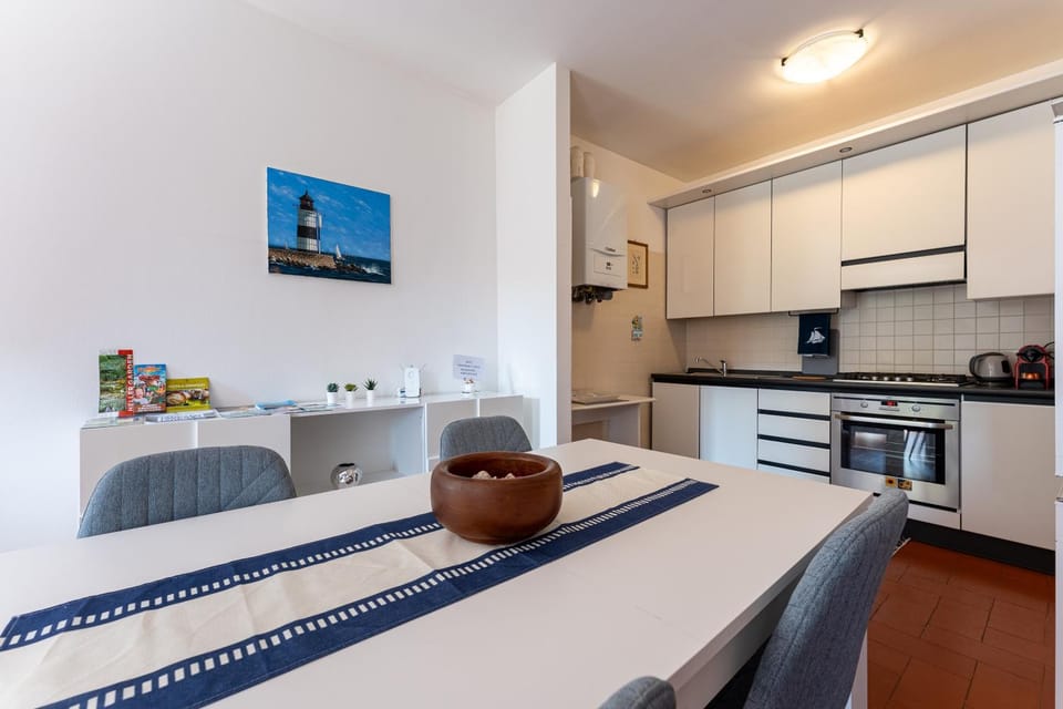 Kitchen or kitchenette, Dining area, oven, pet friendly