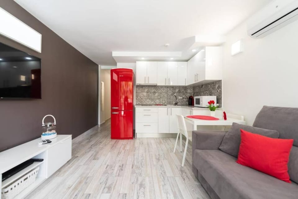 Kitchen or kitchenette, Seating area, Dining area