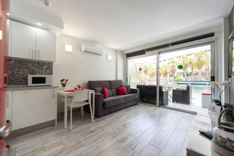 Kitchen or kitchenette, Seating area, Dining area