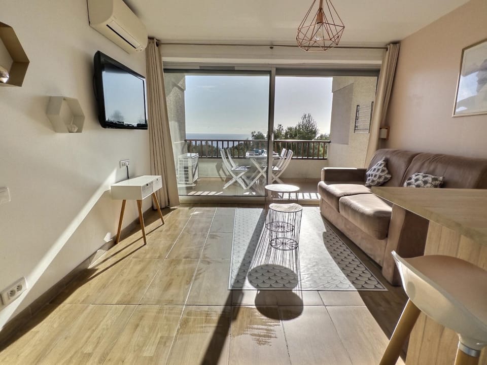 Communal lounge/ TV room, Bed, TV and multimedia, View (from property/room), Balcony/Terrace, Living room, Dining area, air conditioner