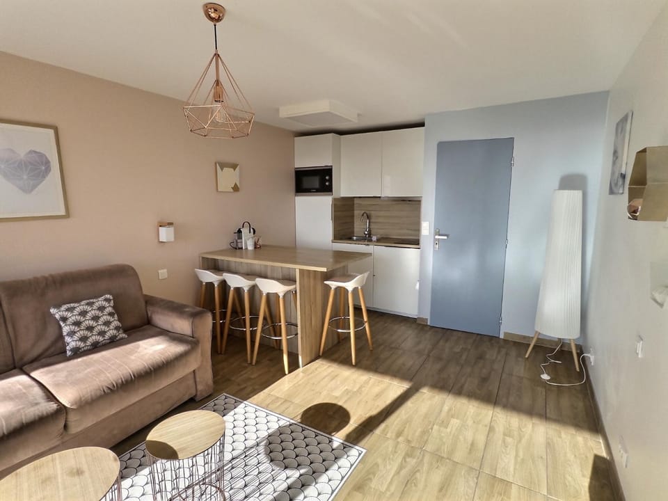 Kitchen or kitchenette, Living room, Seating area, Dining area, stove