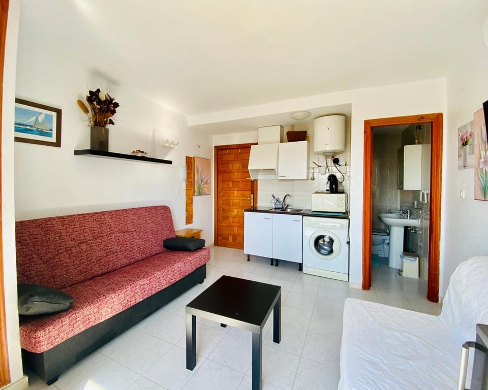 Kitchen or kitchenette, Living room, Seating area, Dining area