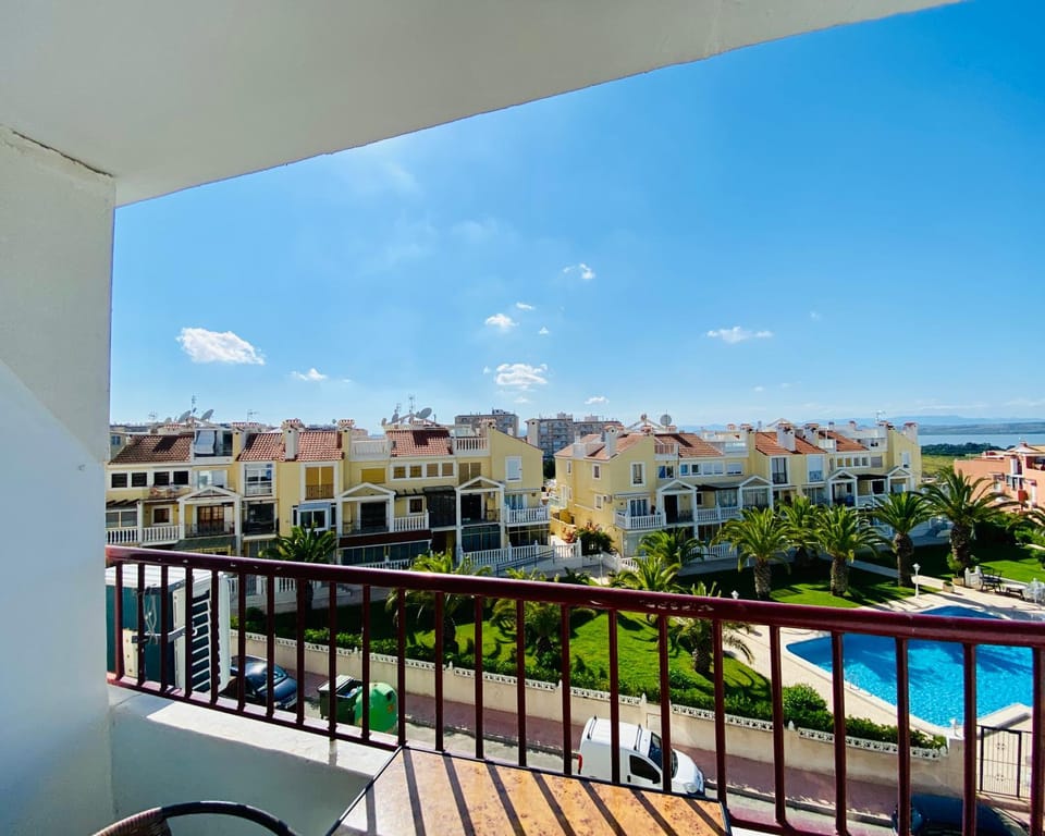 Balcony/Terrace, Pool view, Street view